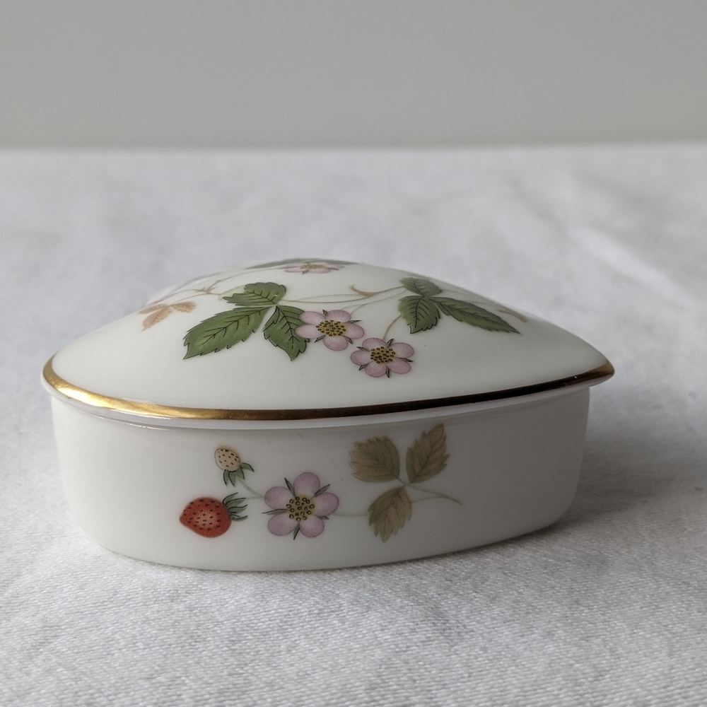 Wedgwood Wild Strawberry Bone China Small Heart Box & Lid Gold Rim Discontinued - Picture 6 of 11